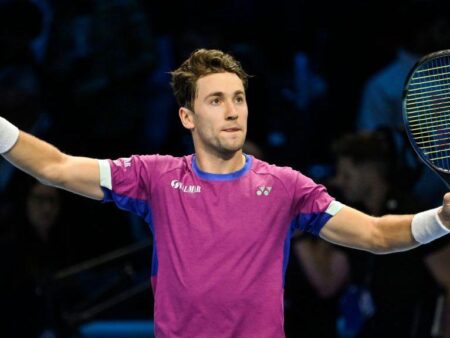 Casper Ruud prepričljivo premagal Carlosa Alcaraza za zmago na začetku ATP finala v Torinu