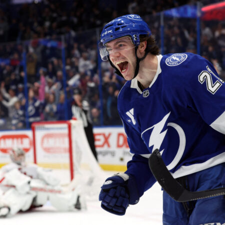 Senzacija Tampe: Lightning nepričakovano izgubil proti Chicagu, Carolina uničila Rangers