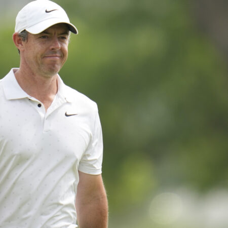 Rory McIlroy pred Mastersom sooča z bolečinami v komolcu