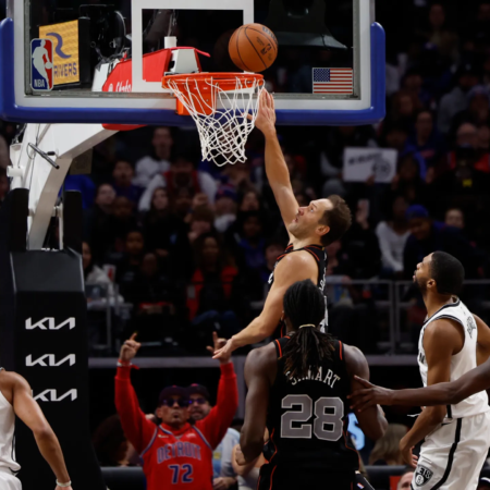 NBA: Detroit ni mogel zadržati vodstva proti Sacramentu, Miami pritiskal na Philadelphio v ključni tekmi