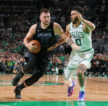 NBA: Dončić se vrača v Dallas, Boston pade v Orlandu, Sviatoslav Mykhailiuk pomaga Utahu prekiniti niz porazov