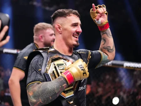 Aspinall postal uradni UFC prvak po upokojitvi Jonesa