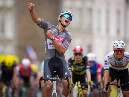 Van der Poel ugnal Pogačarja v razburljivem ciljnem sprintu druge etape