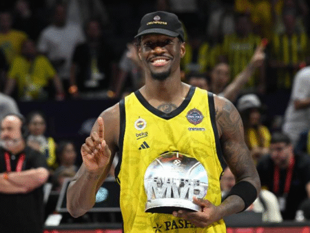 MVP Final Foura se vrača v ligo NBA: Hayes-Davis podpisal pogodbo s Phoenixom