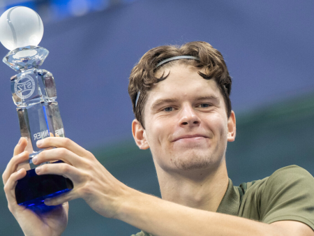 Sinner je obrambo naslova začel s prepričljivo zmago nad Auger-Alyassimom