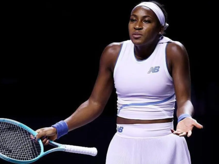 Pegula samozavestno premaga Paolinijevo in se približuje polfinalu finala WTA