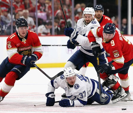 Noč porazov in preobratov v NHL: Tampa izgublja, Washington zanesljivo zmaga