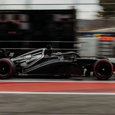 Črno-beli prvenec: Cadillac prvič razkriva livrejo svojega avtomobila Formule 1