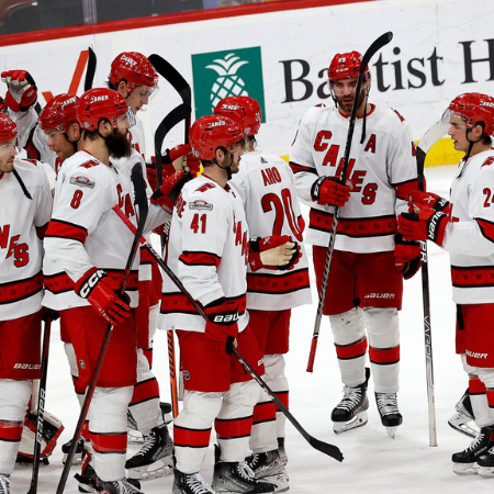 Carolina je v podaljšku premagala Los Angeles, Tampa Bay je po strelih iztrgala zmago Bostonu
