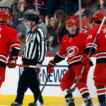 Svetli zmagi Anaheima in Caroline na tekmah rednega prvenstva NHL