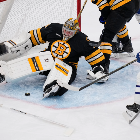 Težko izborjeni zmagi Bostona in Toronta: minimalna razlika v tekmah NHL