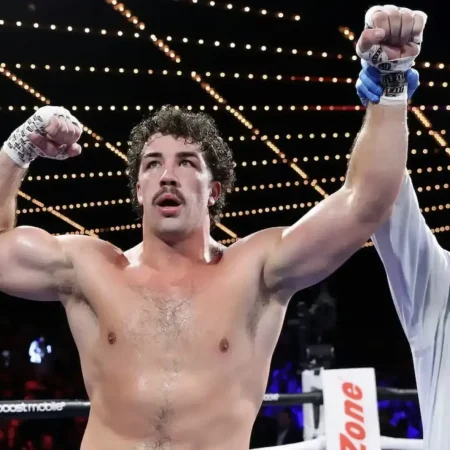 Torres je dobil resen signal: Bradley je kritiziral poraz ameriškega težkokategornika