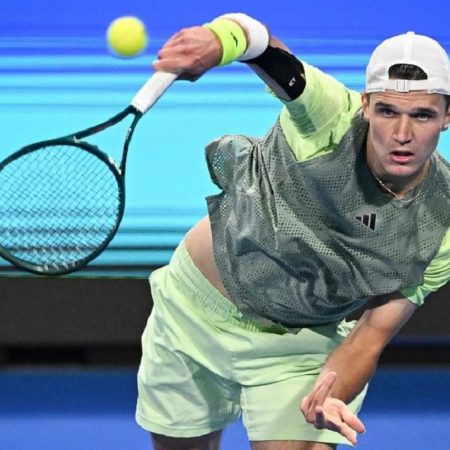 Menšík osvaja Pariz: Češki talent se je prvič v karieri uvrstil v polfinale Roland Garrosa