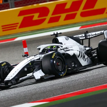 Cadillac sredi svoje prve sezone v Formuli 1 nepričakovano zamenja šefa ekipe