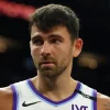New York Knicks podpisali pogodbo z izkušenim napadalcem Johnom Koncharjem