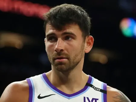 New York Knicks podpisali pogodbo z izkušenim napadalcem Johnom Koncharjem