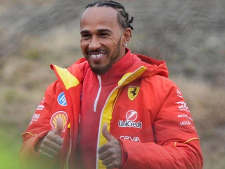 Lewis Hamilton se odziva na govorice o Ferrariju in poziva ekipo, naj se osredotoči na delo
