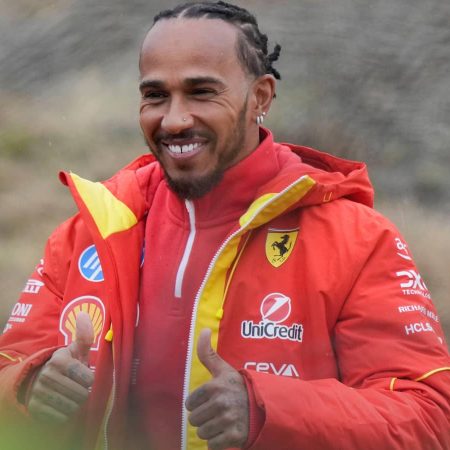 Lewis Hamilton se odziva na govorice o Ferrariju in poziva ekipo, naj se osredotoči na delo