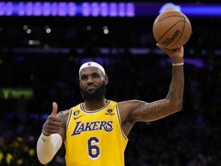 LeBron James debitiral za Philadelphio: sedem podaj in prva zmaga na debiju za novo ekipo