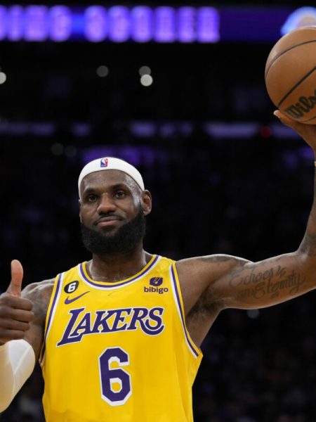 LeBron James debitiral za Philadelphio: sedem podaj in prva zmaga na debiju za novo ekipo