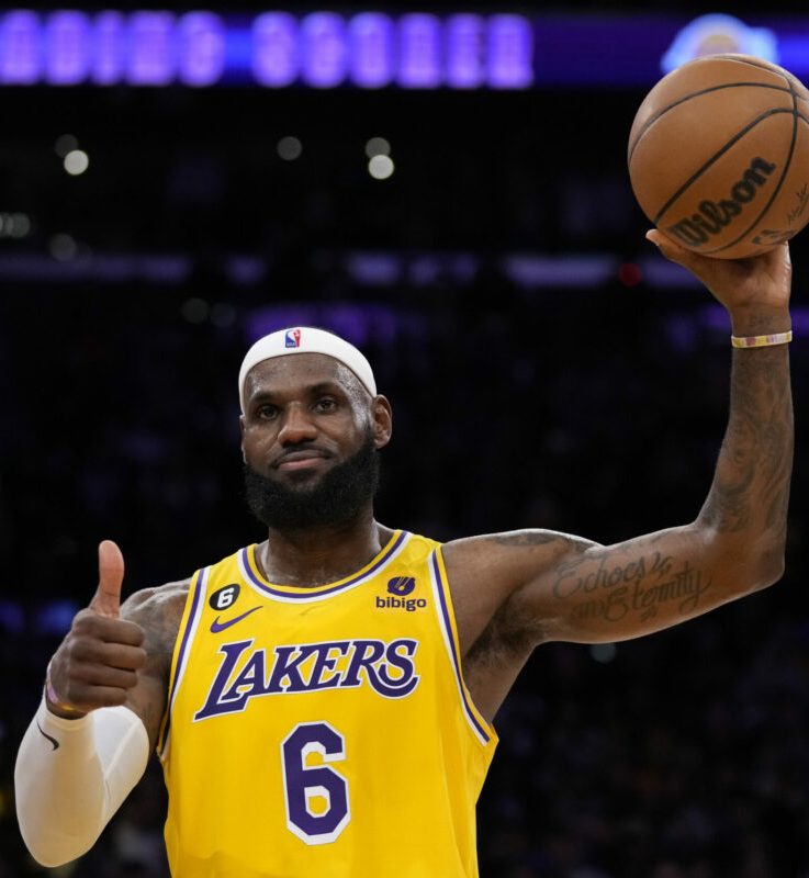 LeBron James debitiral za Philadelphio: sedem podaj in prva zmaga na debiju za novo ekipo